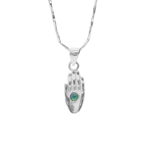 Collier pendentif main de Hamsa en argent S925 avec pierre opale verte sur fond blanc neutre