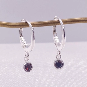 Boucles d'oreilles créoles en argent S925 avec zircons rouges sur branches de bois