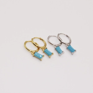 Detalle de pendientes de aro de plata S925 con colgantes rectangulares en azul turquesa