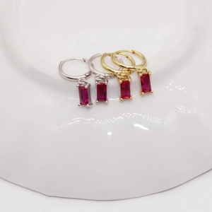 Detalle de pendientes de plata S925 con colgantes rectangulares de circonita roja rubí