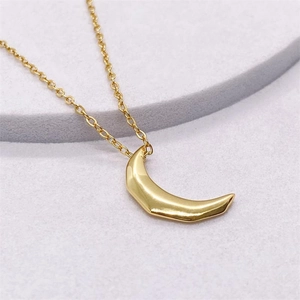 Collier croissant de lune minimaliste en argent S925 avec finition dorée sur gris