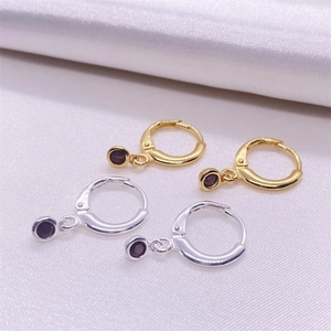 Détail de créoles en argent 925 doré et argenté avec pendentifs en zircone violette
