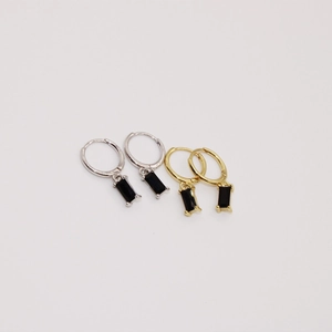 Detalle de pendientes de plata S925 y oro con circonita negra rectangular engastada