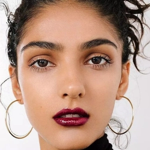 Grandes créoles dorées minimalistes pour femmes avec finition polie de style mode urbaine