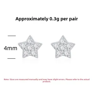 Vue détaillée des boucles d'oreilles étoile 4mm en argent S925 et zircons blancs