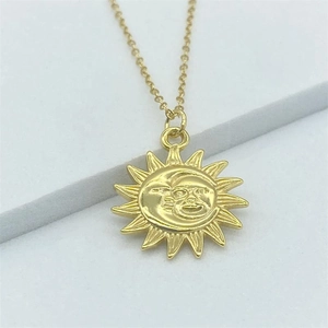 Collier en argent S925 doré avec pendentif soleil et lune dans un style rétro chic