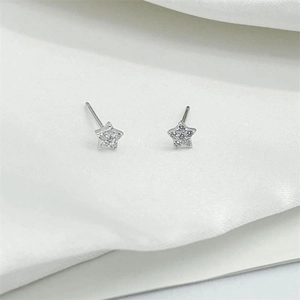 Boucles d'oreilles étoiles en argent 925 avec zircons brillants sur soie blanche