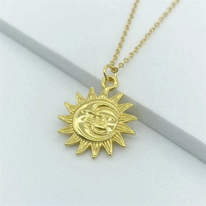 Collier avec pendentif soleil et lune doré et visage céleste sur une chaîne minimaliste