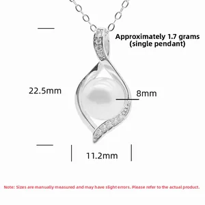 Détail du pendentif en argent S925 avec perle de 8mm et accents de pavé étincelants