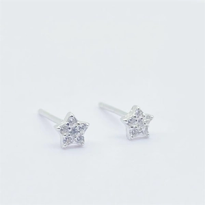 Détail de boucles d'oreilles étoiles en argent 925 avec zircons blancs pavés étincelants