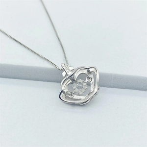 Détail du pendentif coeur en argent S925 avec une pierre de zircone scintillante