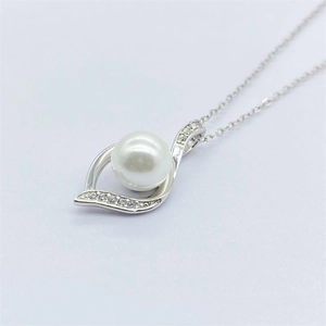 Collier élégant en argent S925 avec pendentif en forme de feuille et perle blanche