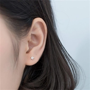 Gros plan d'une boucle d'oreille étoile en argent sterling S925 avec zircons blancs