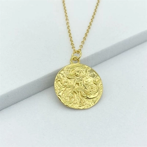 Élégant collier pendentif sirène en argent S925 sur fond de pierre blanche minimaliste