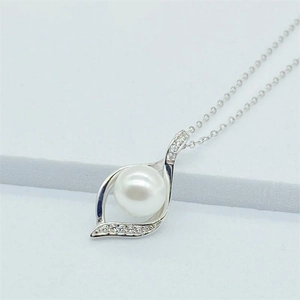 Pendentif goutte en argent S925 avec perle d'eau douce blanche et petits diamants