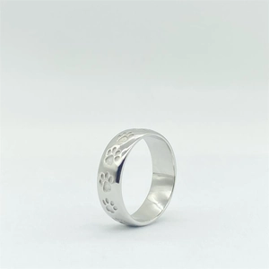 Détail macro de la bague en argent S925 montrant les motifs de pattes de chat gravés