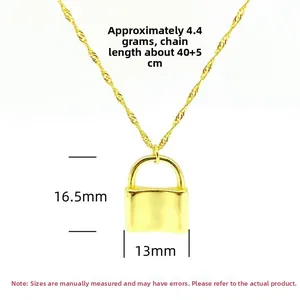 Vue détaillée du collier pendentif cadenas doré avec dimensions 16,5mm hauteur et 13mm largeur