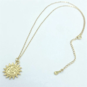Détail du pendentif soleil et lune en argent S925 avec fermoir mousqueton et chaîne