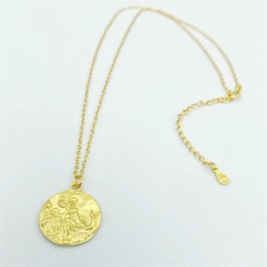 Collier pendentif pièce sirène en argent sterling S925 doré sur fond blanc pur