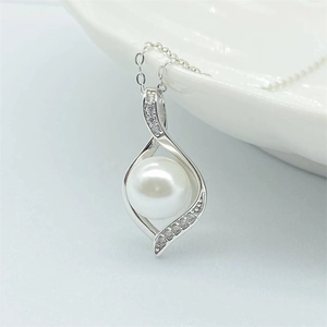 Collier Pendentif Künstliche Perle En Argent Sterling 925 Pour Femme Avec Künstliche Perle Ronde Blanche Et Forme De Feuille En Zircon Scintillant
