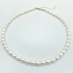 Elegant S925 sterling silver necklace with natural freshwater pearls and golden clasp