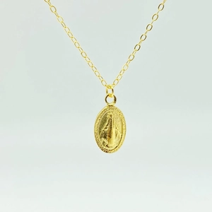 Vue macro détaillée du collier avec pendentif ovale Vierge Marie en argent S925 plaqué or