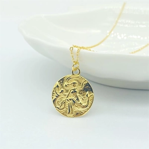 Collier en argent S925 avec pendentif en forme de pièce dorée et portrait en relief
