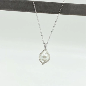 Détail d'un pendentif en argent 925 avec une perle ronde et petits cristaux brillants