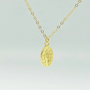 Détail du collier avec pendentif ovale Vierge Marie en argent S925 plaqué or élégant