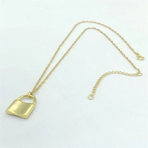Collier élégant en argent sterling S925 plaqué or avec pendentif cadenas sur blanc