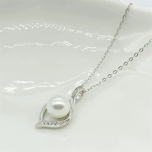Vue macro d'un collier en argent sterling avec perle blanche et accents en zircon brillant