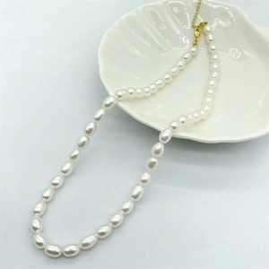 Elegant S925 sterling silver necklace with natural freshwater pearls and golden clasp