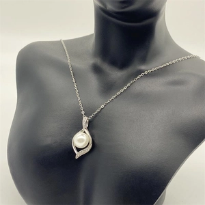 Détail du collier en argent S925 avec pendentif goutte orné d'une perle et de zircons