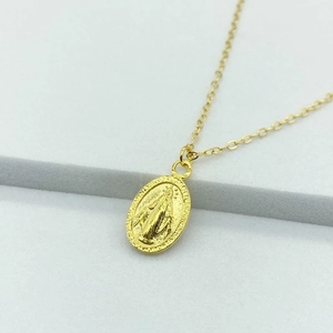 Collier avec pendentif Marie ovale doré et détails en relief sur un support minimaliste