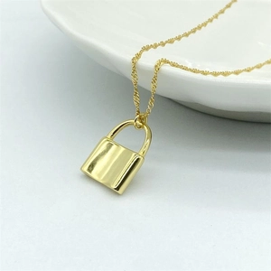 Pendentif cadenas en argent S925 plaqué or poli sur un collier avec chaîne torsadée