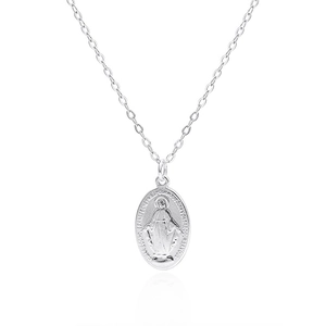 Détail du médaillon de la Vierge Marie en argent 925 sterling sur une chaîne fine