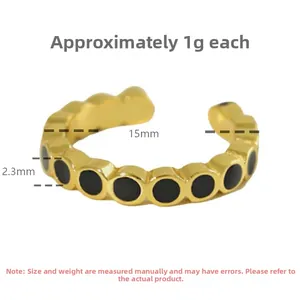 Dettaglio dell'ear cuff dorato da 15 mm con punti in smalto nero e dimensioni