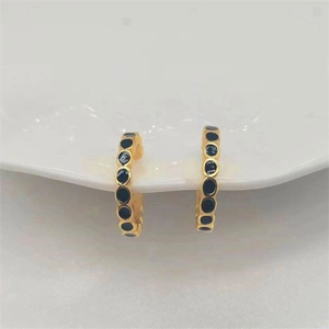 Orecchini a cerchio in argento S925 placcati oro con intarsio in smalto nero moderno