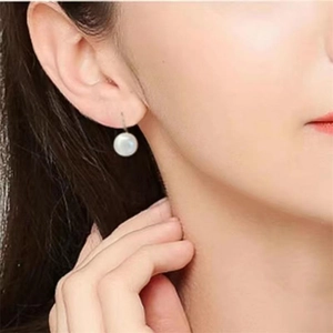 Nahaufnahme minimalistischer S925 Sterlingsilber Hakenohrring mit weißer Glanzperle
