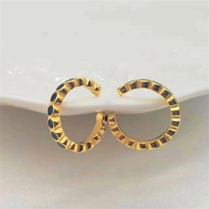Orecchini a clip a C in argento S925 placcato oro con smalto nero e bordo ondulato