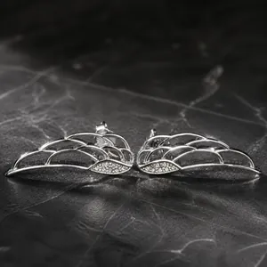 Detailopname van S925 sterling zilveren engelenvleugel oorbellen met ingelegde zirkonia