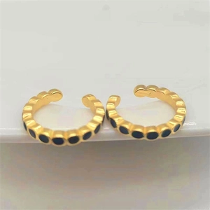 Orecchini a clip in argento S925 placcato oro con smalto nero e design a C alla moda