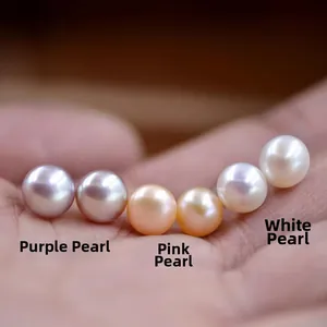 Vue macro de six perles d'eau douce naturelles violettes, roses et blanches