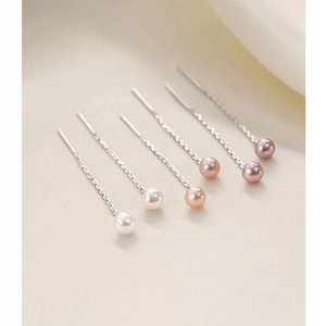 Vue macro de boucles d'oreilles en argent S925 avec perles blanches, roses et lavande