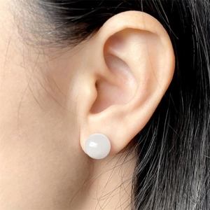 Élégantes boucles d'oreilles en argent S925 avec opale oeil de chat portées à l'oreille