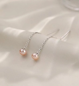 Gros plan détaillé de perles roses naturelles sur boucles d'oreilles S925 en argent
