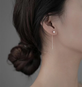 Détail de boucles d'oreilles perles naturelles en argent S925 avec longue chaîne fine