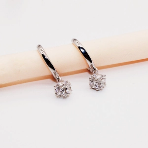 Détail de boucles d'oreilles créoles en argent S925 avec pendentif zircon cubique