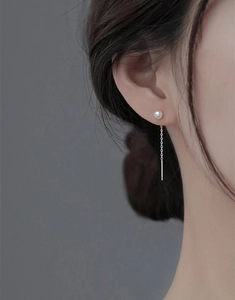 Vue rapprochée de boucles d'oreilles pendantes en perles naturelles et argent S925