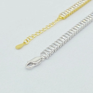 Dettaglio ravvicinato dei bracciali tennis in argento S925 con zirconi e chiusura a moschettone